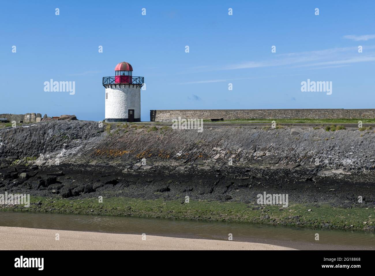 Harbour Wall e faro Burry Port Carmarthenshire Foto Stock
