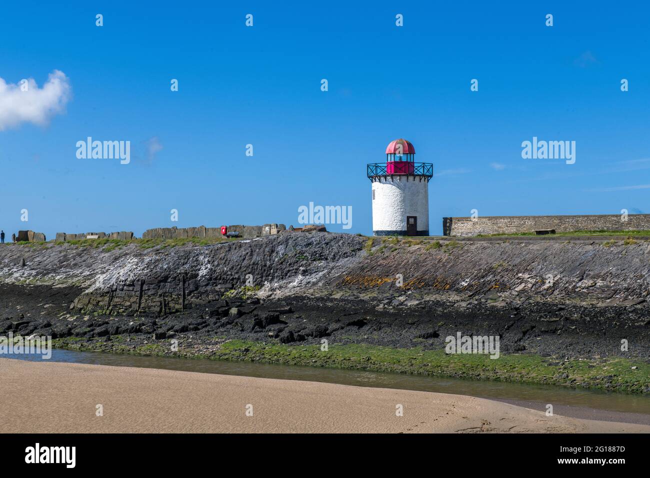 Harbour Wall e faro Burry Port Carmarthenshire Foto Stock