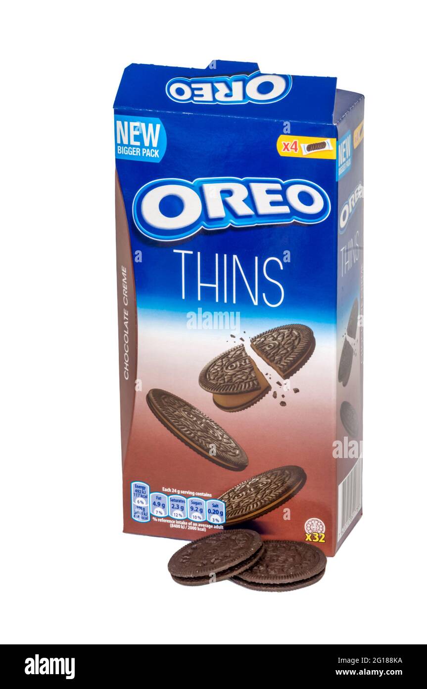 Una scatola aperta di biscotti Oreo Thins o biscotti con due biscotti accanto alla scatola. Foto Stock