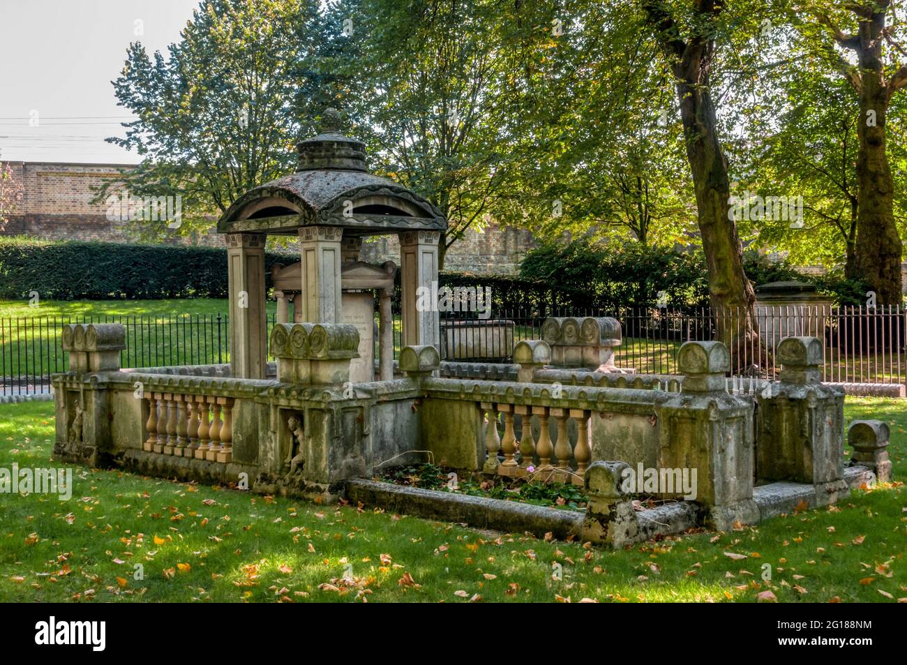 Tomba di Sir John Soane e famiglia in St Pancras Old Church Gardens. La struttura centrale ha influenzato il design della scatola telefonica di George Gilbert Scott. Foto Stock