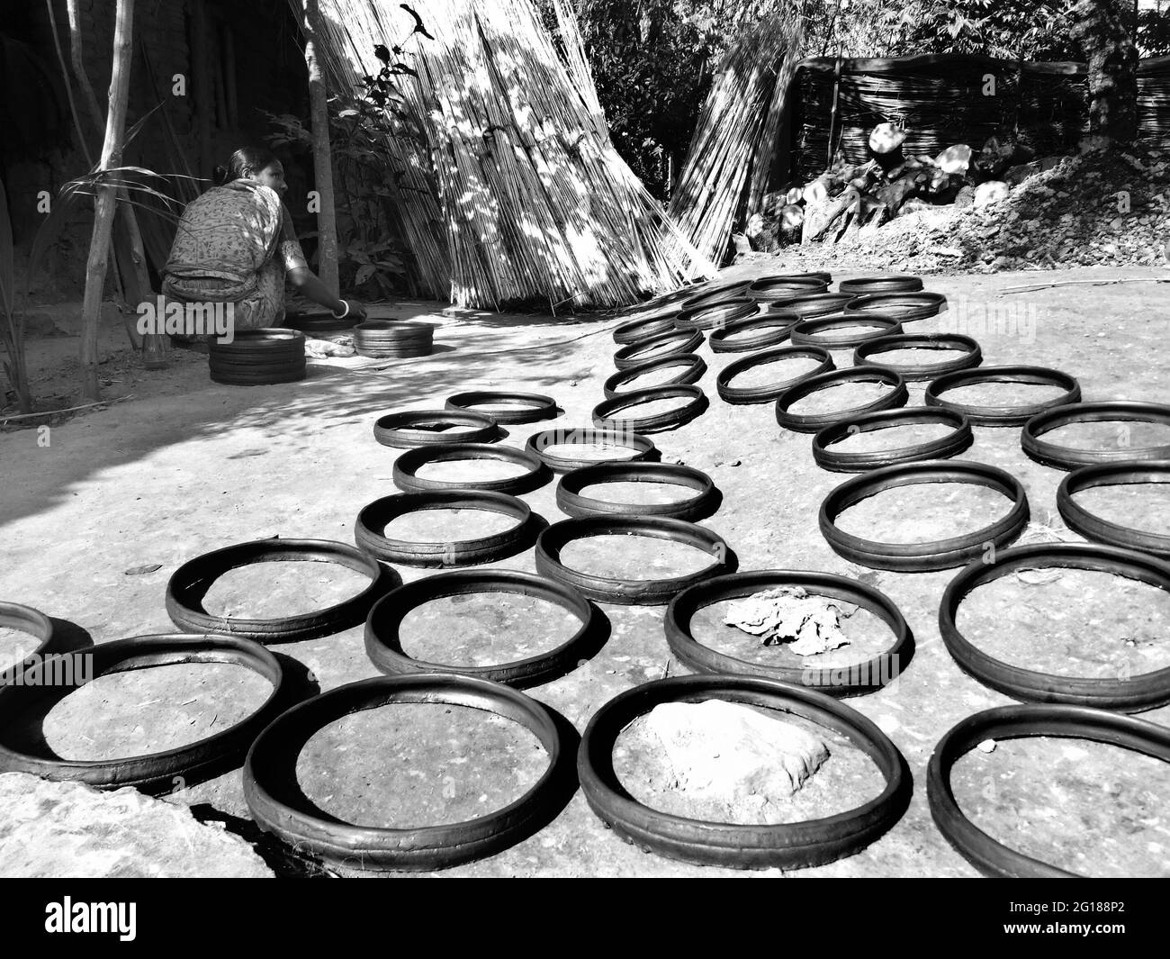 Come molti altri oggetti di artigianato, anche la ceramica sta scomparendo dallo scenario del Bangladesh. Una professione che appartiene principalmente a persone provenienti dalla comunità indù, poche famiglie nella città di Savar, ancora aggrappate alla loro vecchia attività familiare. Bangladesh. 6 gennaio 2008. Foto Stock