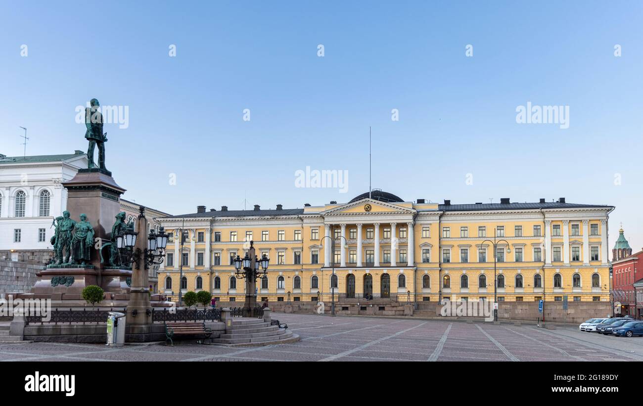 La piazza del Senato in Finlandia è la destinazione di viaggio più riconoscibile nella capitale finlandese. L'edificio governativo si trova accanto alla piazza. Foto Stock