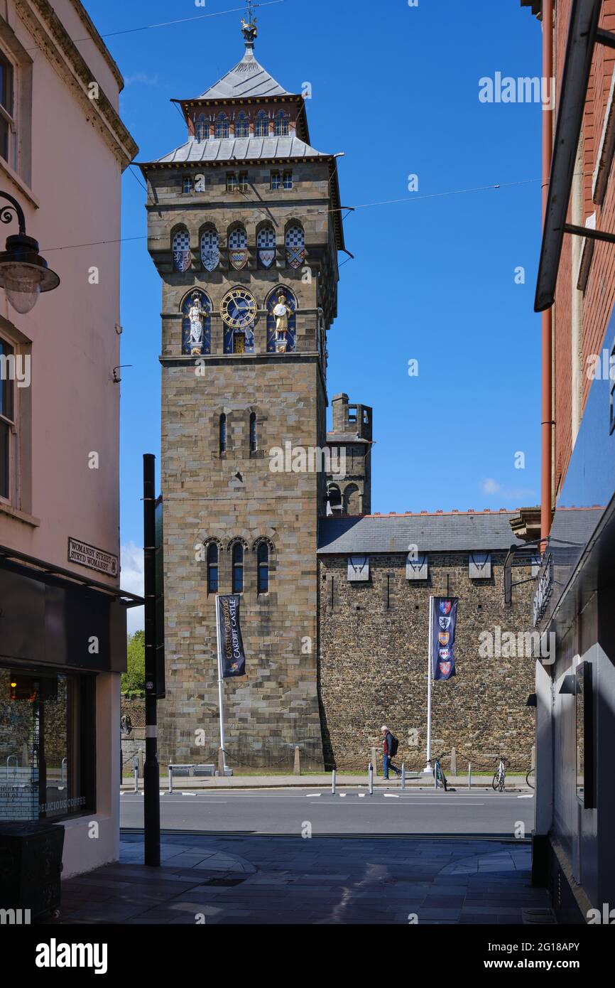 Una delle torri del Castello di Cardiff, vista da Womanby Street a Cardiff Foto Stock