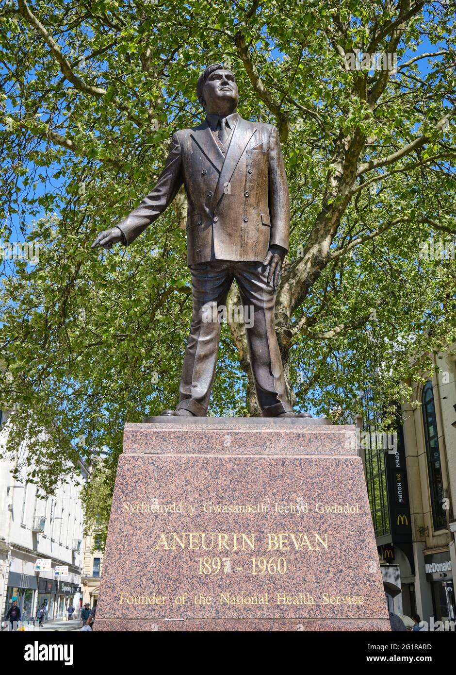 Statua di Nye Bevan, fondatore del British National Health Service, in Queen Street, Cardiff Foto Stock