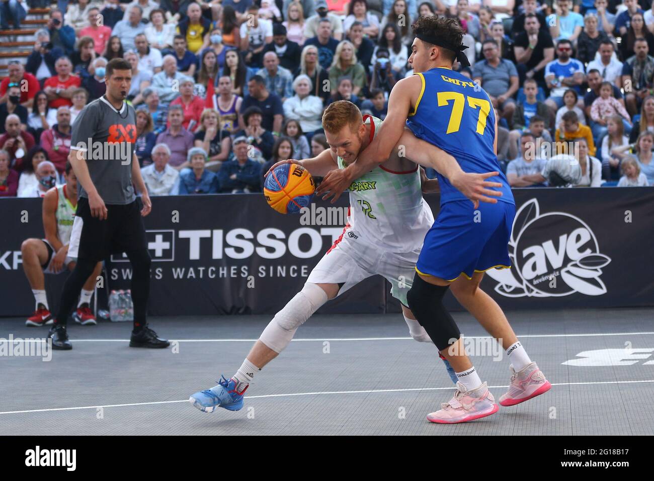 DEBRECEN, UNGHERIA - 5 GIUGNO: Iván Keller di Ungheria e di RomanChristian-Radu Chițuia durante la partita FIBA 3x3 Universality Olympic Qualifying Tournament 2021 tra Ungheria e Romania in piazza Kossuth il 5 giugno 2021 a Debrecen, Ungheria (Foto di Istvan Derencsenyi/Orange Pictures) Foto Stock