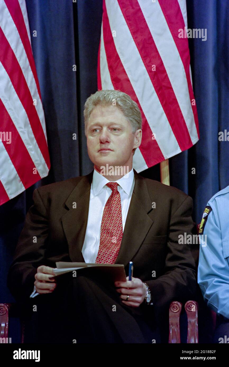 Il presidente degli Stati Uniti Bill Clinton ascolta i relatori durante un evento di firma che annuncia la politica "One Strike and You're out" per colpire il crimine nell'edilizia pubblica alla Casa Bianca, il 28,1996 marzo a Washington, DC. Foto Stock