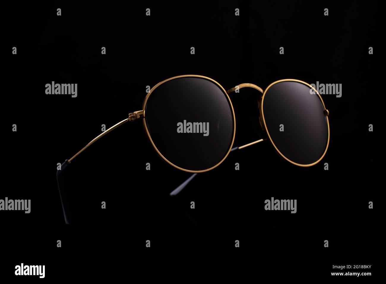 vetri rotondi su sfondo nero, foto pubblicitaria Foto Stock