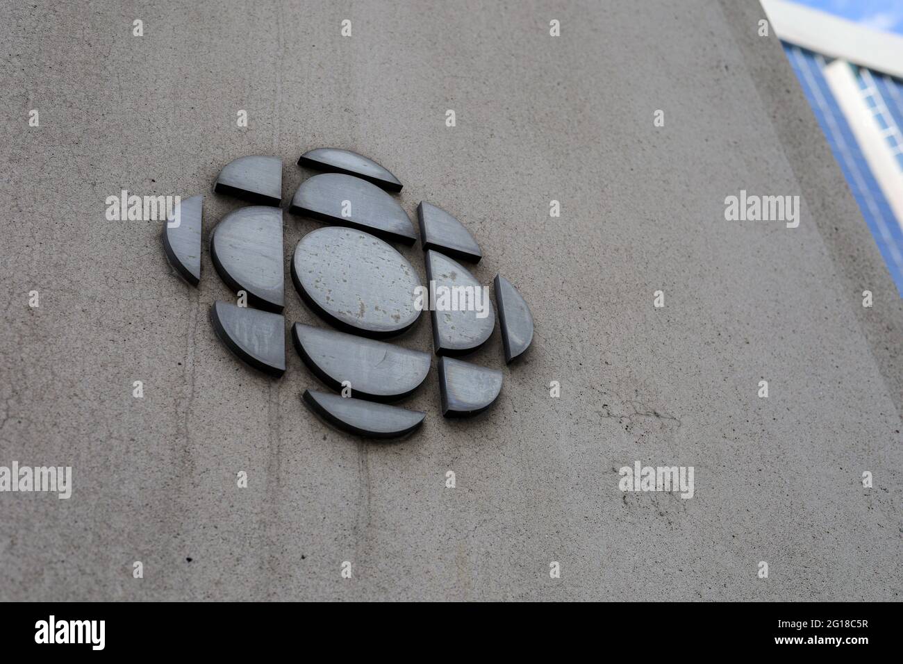 Ottawa, Ontario, Canada - 4 giugno 2021: Il logo per la Canadian Broadcasting Corporation su una parete di cemento di un ufficio CBC/radio-Canada in centro Foto Stock