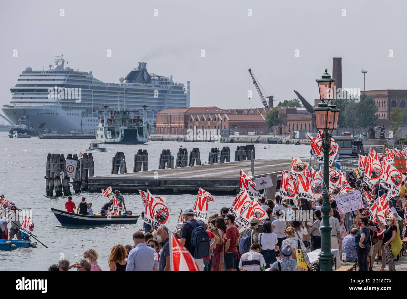 VENEZIA, ITALIA - 05 GIUGNO: I manifestanti si attivano durante il passaggio della nave da crociera MSC Orchestra il 05 giugno 2021 a Venezia, Italia. Foto Stock