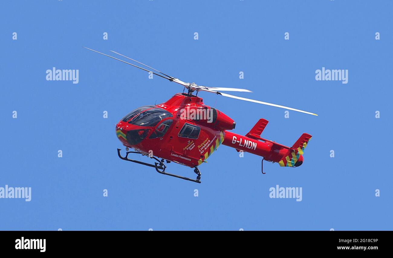 5 giugno 2021. Londra, Regno Unito. L'ambulanza aerea londinese si lancia sul Kia Oval mentre le stelle del Sud Est si impari sulla tempesta occidentale nella partita del Trofeo Rachael Heyoe-Flint a Kia Oval. Londra ha due elicotteri a risposta rapida, gli elicotteri MD902 Explorer Twin Engine non hanno la lama posteriore del rotore, rendendoli molto manovrabili e ideali per il volo urbano. Foto Stock