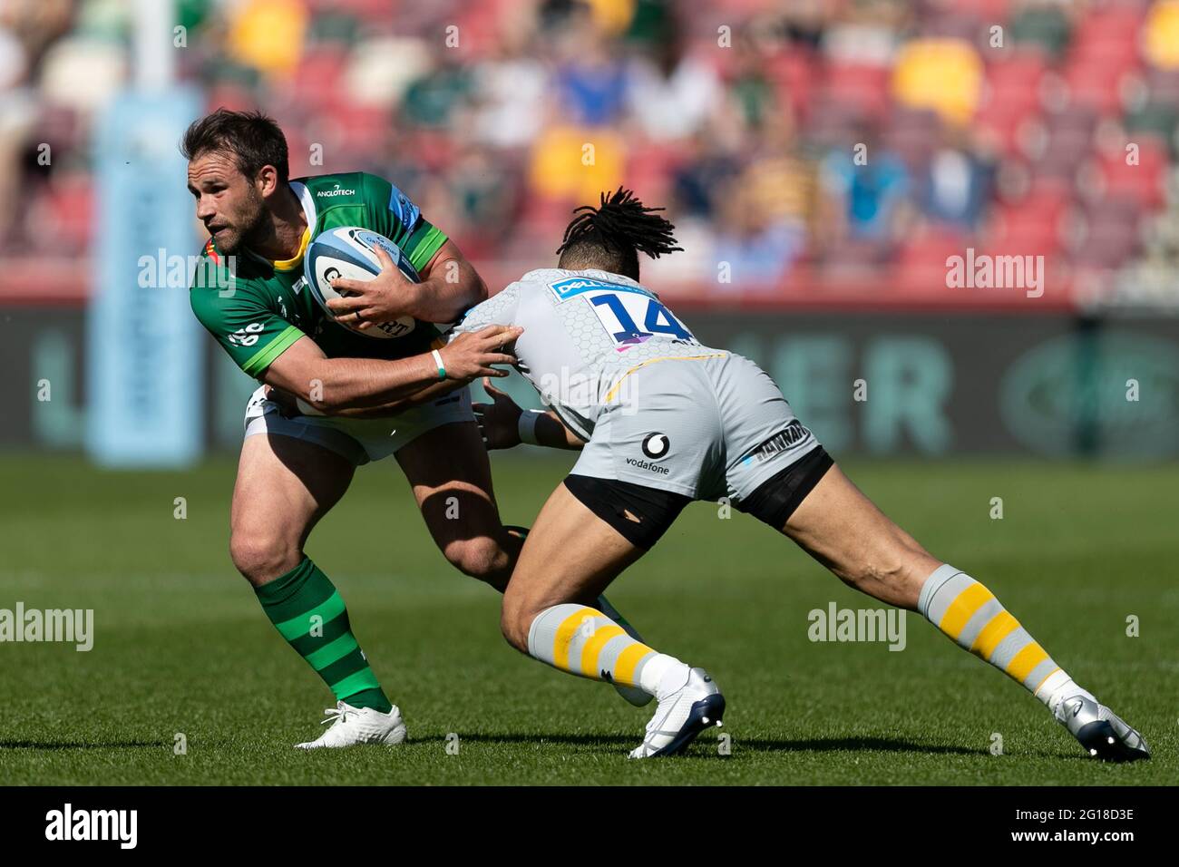 LONDRA, REGNO UNITO. 5 GIUGNO: NIC Groom of London Irish è affrontato da Marcus Watson of Wasps durante la partita Gallagher Premiership tra London Irish e Wasps al Brentford Community Stadium di Brentford sabato 5 giugno 2021. (Credit: Juan Gasparini | MI News) Credit: MI News & Sport /Alamy Live News Foto Stock