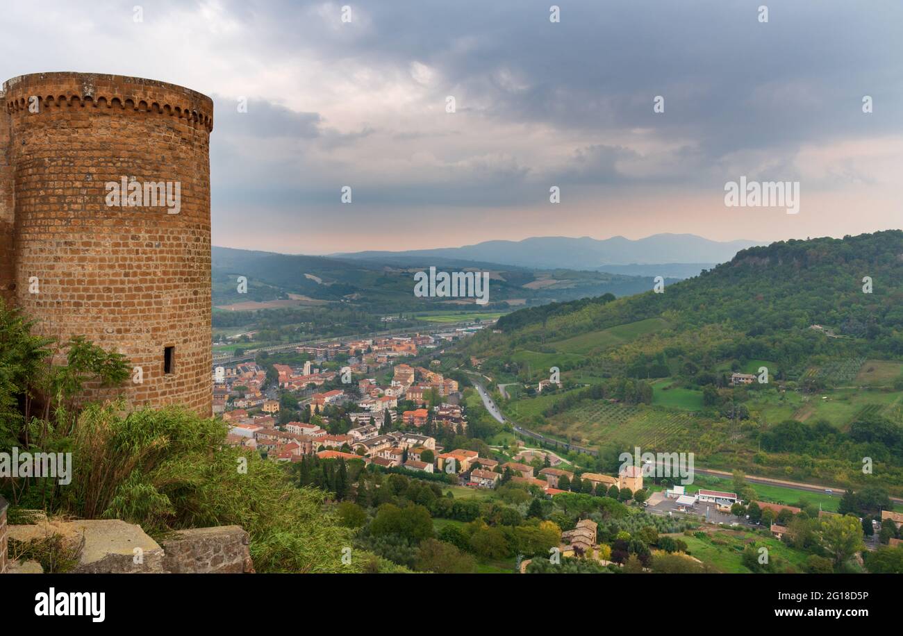 Vista panoramica sulla città di Sferracavallo e sulla valle italiana dal castello di Orvieto. Italia Europa Foto Stock