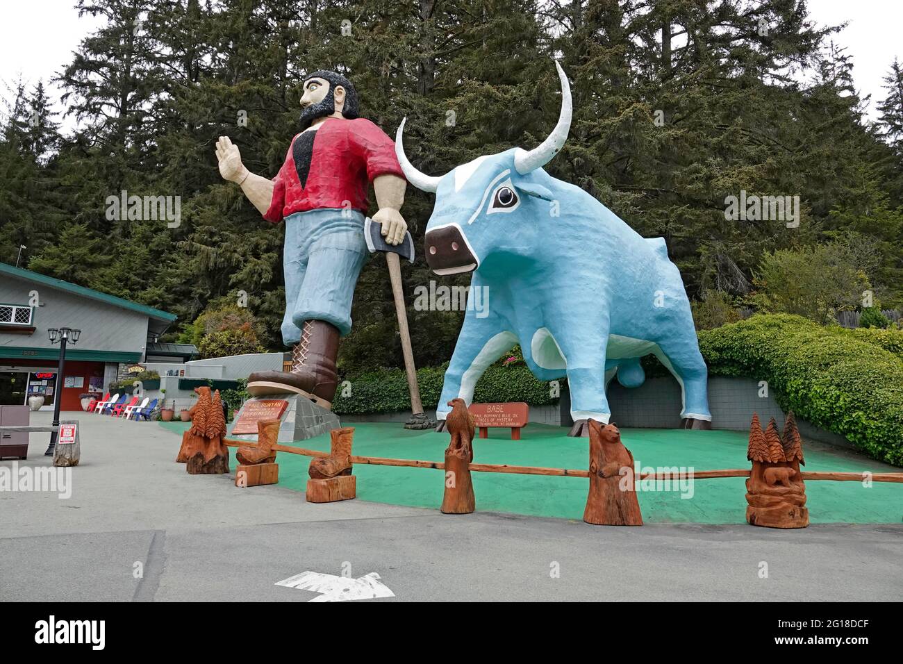 Un ritratto di Paul Bunyan e Babe, l'Ox Blu, agli alberi del mistero, a Klamath, California. Foto Stock