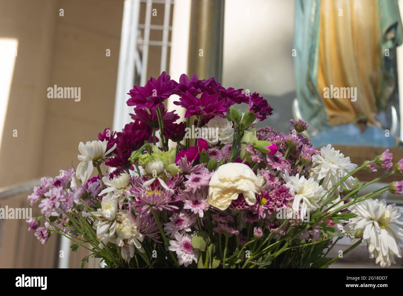 Composizione floreale con fiori viola e bianchi. Foto Stock