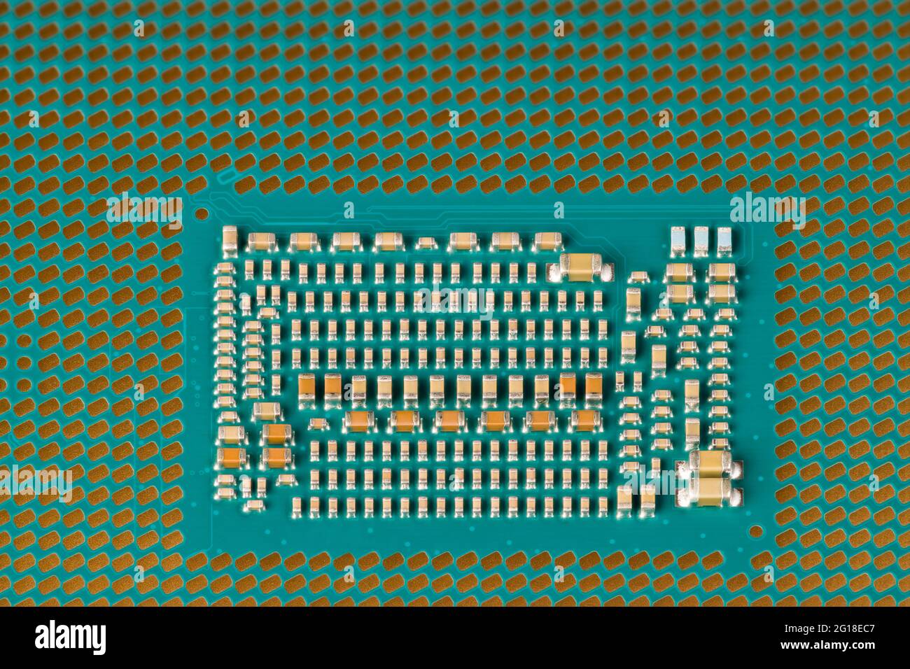 Dettaglio del moderno microprocessore della scheda madre del computer. Imballaggio con array di griglie terrestri. Unità centrale di elaborazione dal basso. Ingegneria elettrica. Tecnologia. Foto Stock