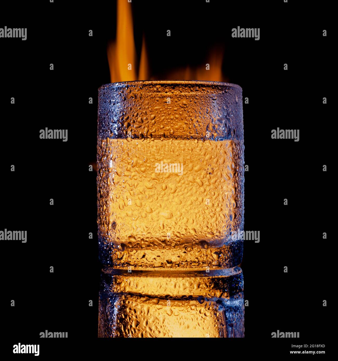 fuoco e acqua e sfondo nero, posizionare sotto il testo Foto Stock