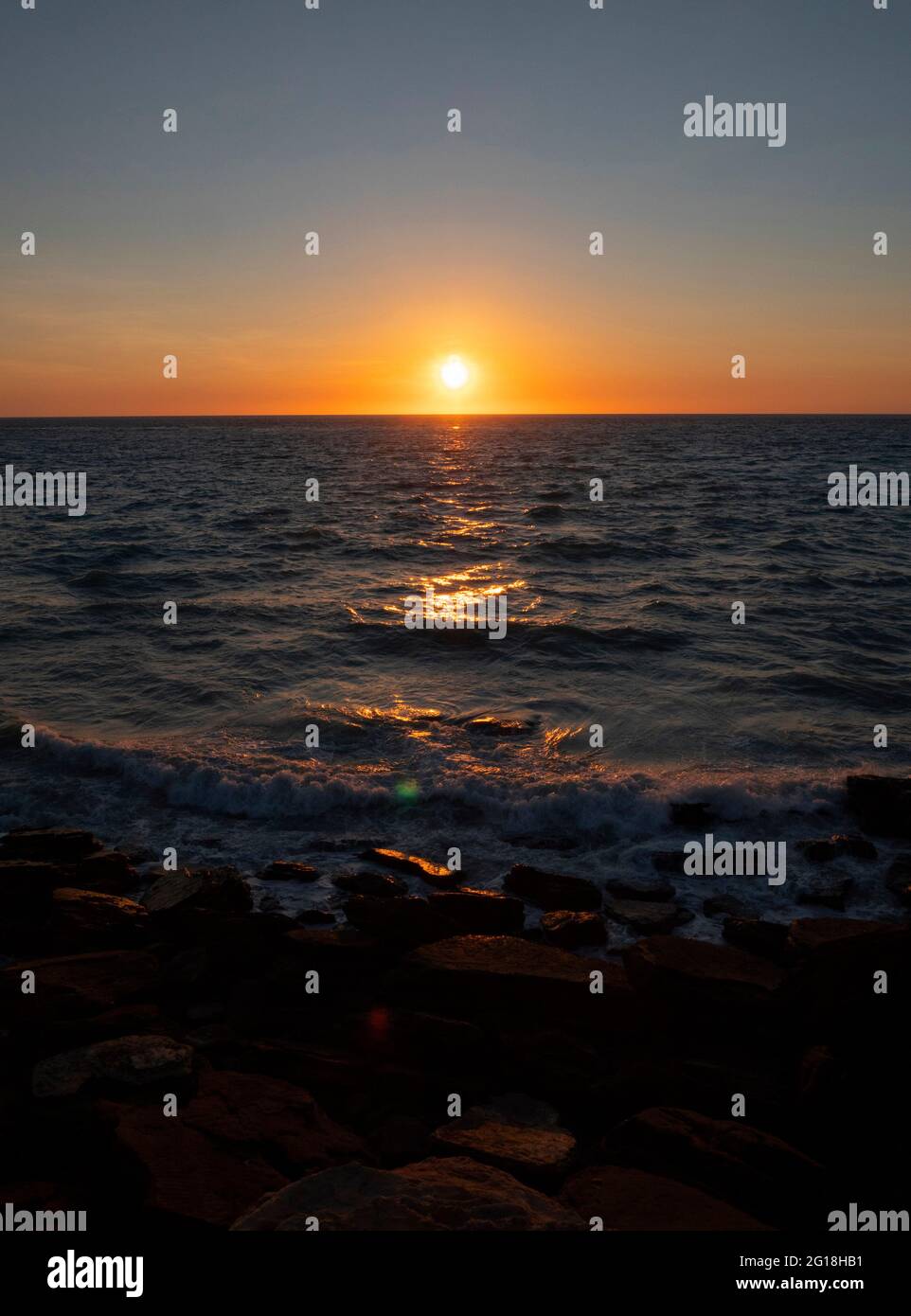Splendido tramonto arancione sull'Oceano Indiano visto da Gantheaume Point vicino a Broome Western Australia. Foto Stock