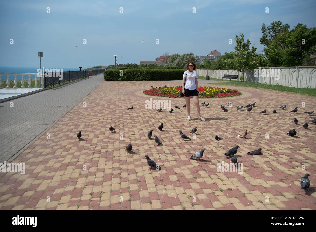 Una città di villeggiatura nella Russia meridionale, la costa del Mar Nero, le spiagge, il porto e le strade della città, ragazza felice godendo del tempo estivo Foto Stock