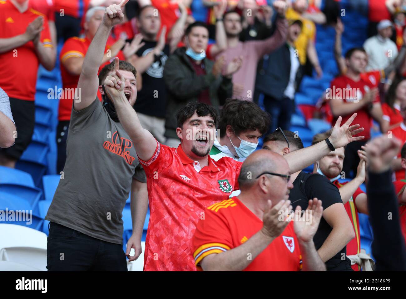 Cardiff, Regno Unito. 05 giugno 2021. Tifosi di calcio del Galles .Football International friendly match, Galles contro Albania al Cardiff City Stadium di Cardiff, Galles del Sud, sabato 5 giugno 2021. pic by Andrew Orchard/Andrew Orchard sports photography/Alamy Live News Credit: Andrew Orchard sports photography/Alamy Live News Foto Stock