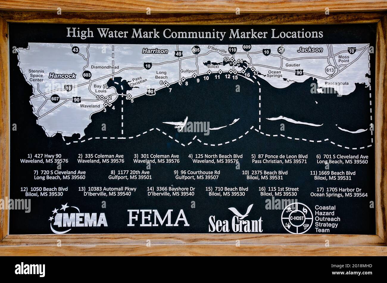 Una targa mostra i luoghi delle alte marcature di Hurricanes Camille e Katrina, 29 maggio 2021, a Biloxi, Mississippi. Foto Stock