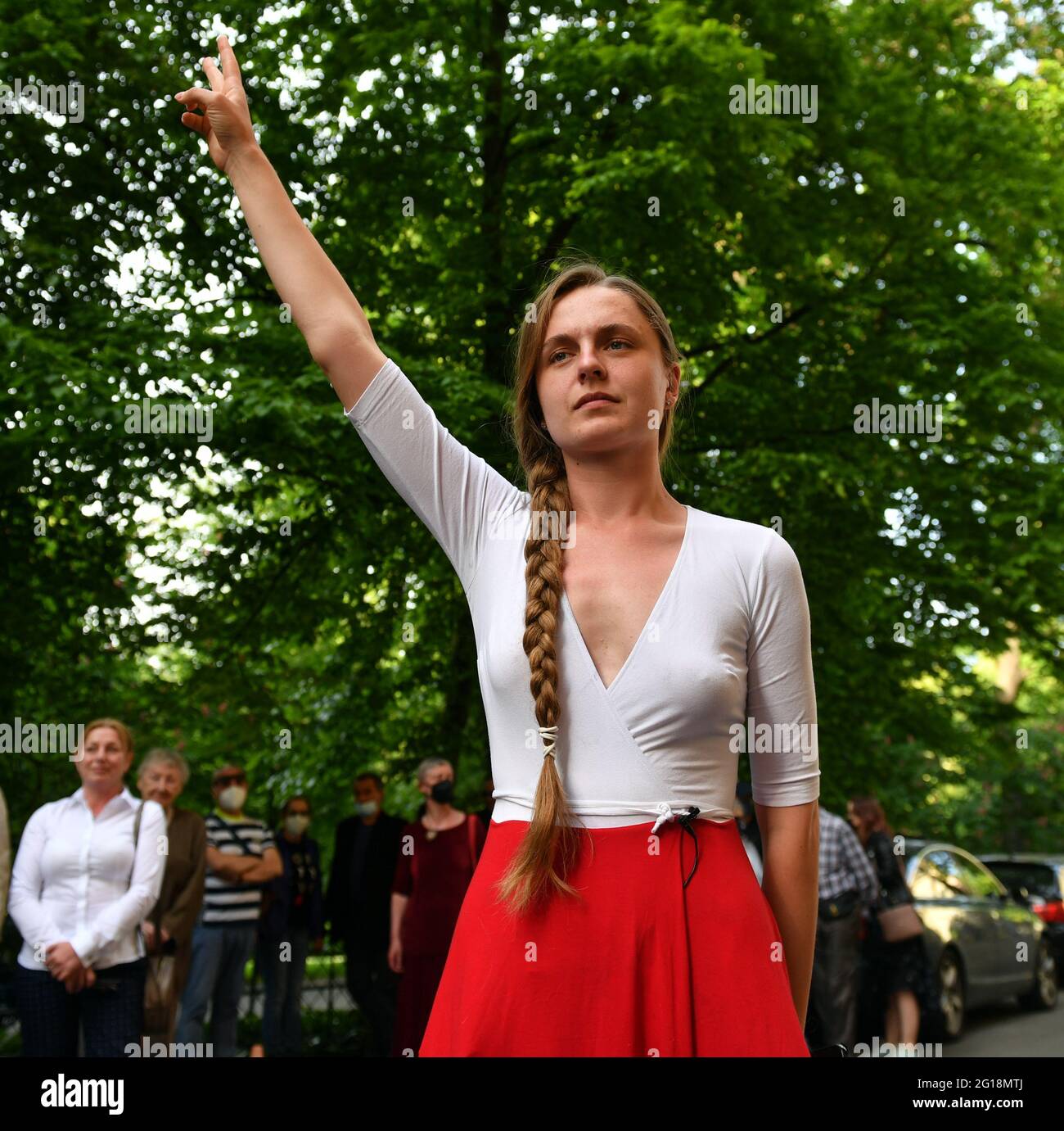 Cracovia, Polonia. 04 giugno 2021. Jana Shostak ha visto fare un gesto durante la sua manifestazione.l'attivista dell'opposizione bielorussa Jana Shostak ha dimostrato la sua opposizione al governo di Lukashenka e alle elezioni presidenziali rigate durante la protesta "Scream per la Bielorussia". Jana Shostak indossa sempre un abito nei colori nazionali della Bielorussia. (Foto di Alex Bona/SOPA Images/Sipa USA) Credit: Sipa USA/Alamy Live News Foto Stock