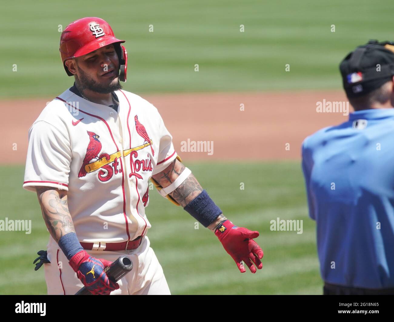 St. Louis, Stati Uniti. 05 giugno 2021. St. Louis Cardinals Yadier Molina mette in discussione uno sciopero tre chiamata con casa piatto umpire Andy Fletcher nel primo inning contro i Cincinnati Reds al Busch Stadium a St. Louis Sabato, 5 giugno 2021. Photo by Bill Greenblatt/UPI Credit: UPI/Alamy Live News Foto Stock