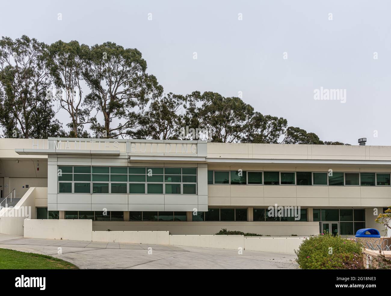 Santa Barbara, CA, USA - 2 giugno 2021: Strutture del City College. Edificio bianco umanistico con nome quasi invisibile come nessuna differenza di colore. Albero alto Foto Stock