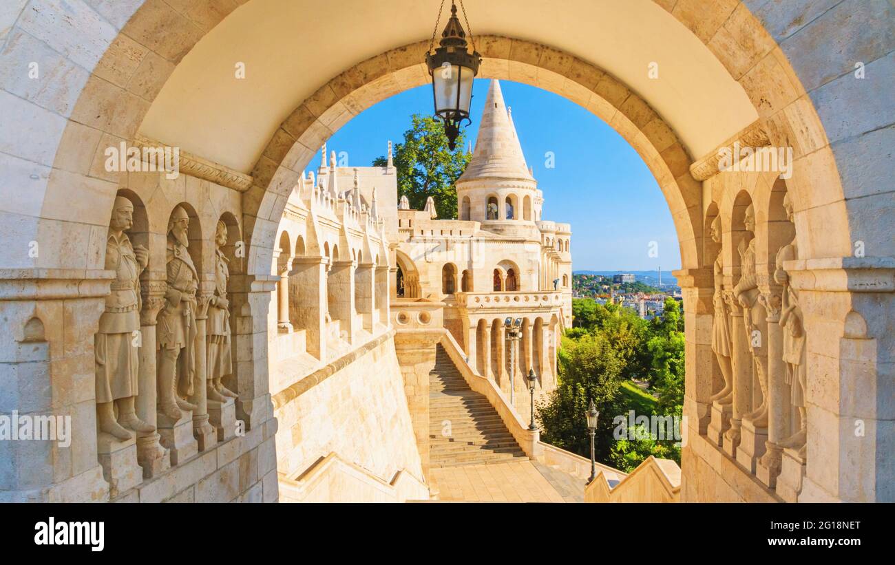 Vista sul Bastione del Pescatore. Galleria dell'arco e statue guerrieri dell'epoca Arpad con scala. Popolare attrazione turistica a Budapest, Ungheria Foto Stock