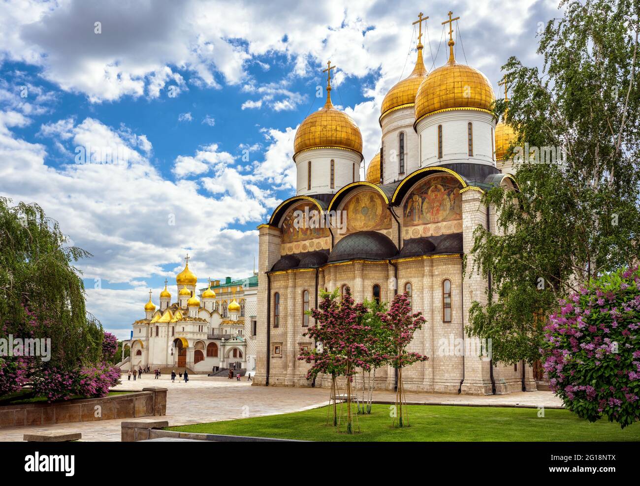 Cattedrale della Dormizione (Assunzione) che domina la cattedrale dell'Annunciazione, il Cremlino di Mosca, Russia. Vista panoramica delle antiche chiese ortodosse russe a Mosca Foto Stock