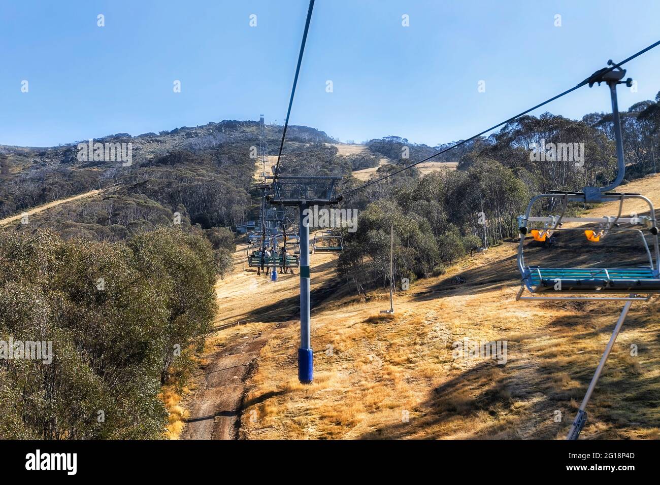 Seggiovia dal villaggio di Thredbo alla cima delle montagne Snowy in una giornata di sole su mountain bike. Foto Stock