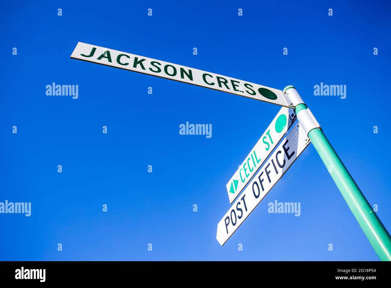 Tradizionale cartello informativo con indicazioni per le strade locali contro il cielo blu chiaro - Australia, NSW. Foto Stock
