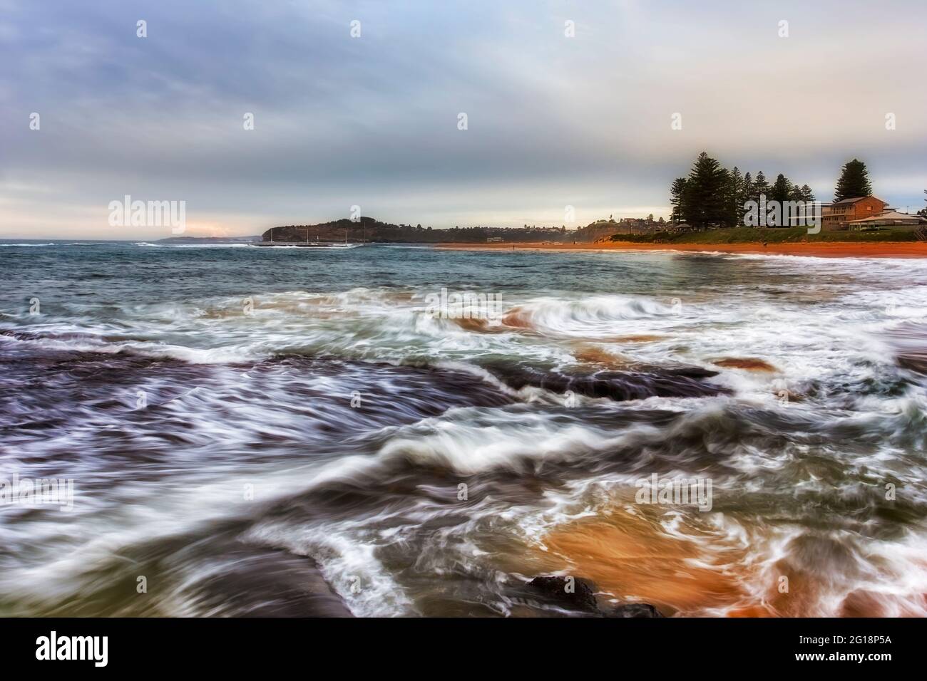 Impressionismo come pennellate di onde offuscate sulla spiaggia di Mona vale a Sydney all'alba. Foto Stock