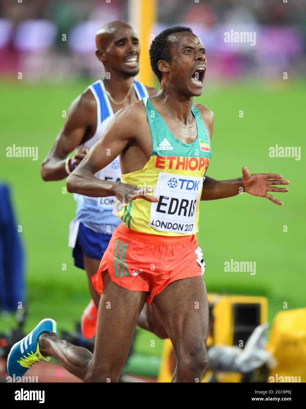 Muktar Edris (Etiopia) vince la Medaglia d'Oro maschile di 5000 metri, lasciando Mo Farah (Gran Bretagna) al secondo posto - Campionati del mondo IAAF di Londra 2017 Foto Stock