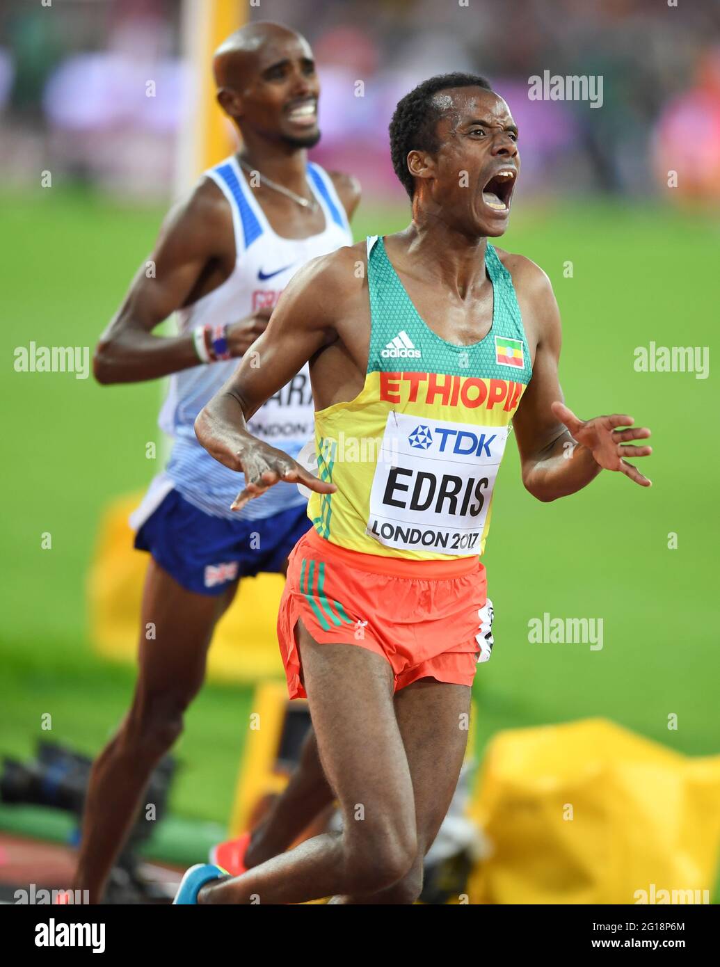 Muktar Edris (Etiopia) vince la Medaglia d'Oro maschile di 5000 metri, lasciando Mo Farah (Gran Bretagna) al secondo posto - Campionati del mondo IAAF di Londra 2017 Foto Stock