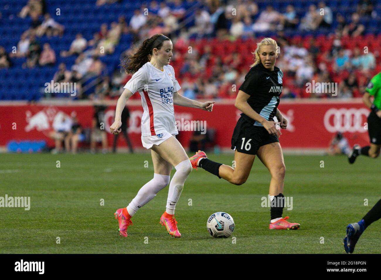 Montclair, Stati Uniti d'America. 05 giugno 2021. Allie Long (16 Gotham FC) insegue Rose Lavelle (16 OL Reign) durante la partita della National Womens Soccer League tra Gotham FC e OL Reign alla Red Bull Arena di Harrison, New Jersey, Stati Uniti d'America. NESSUN USO COMMERCIALE. Credit: SPP Sport Press Photo. /Alamy Live News Foto Stock