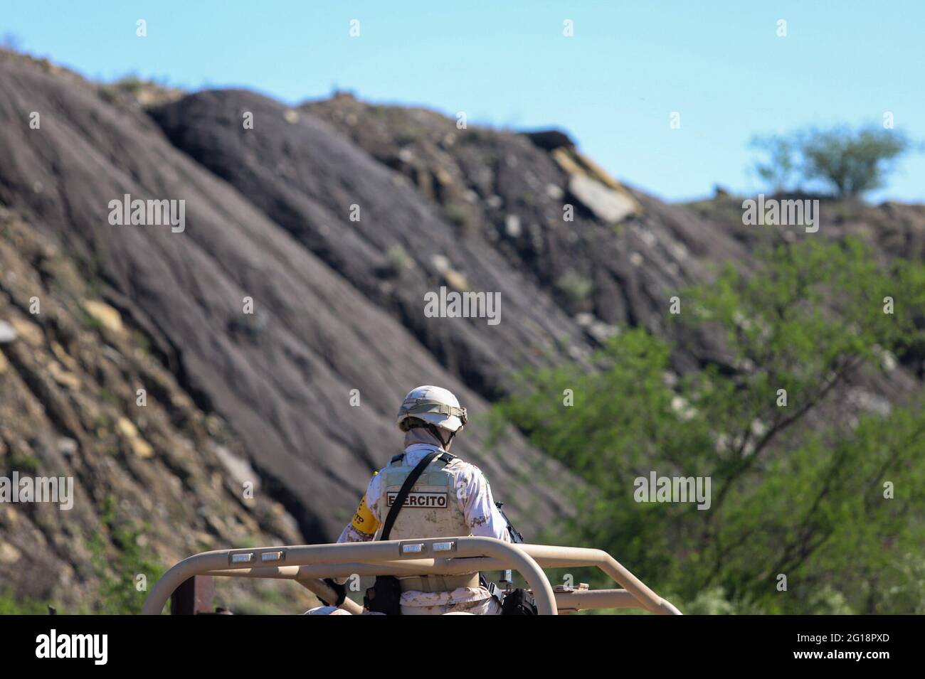 Coahuila, Messico. 5 Giugno 2021. Un soldato dell'esercito messicano si trova al posto del crollo di una miniera a Rancherias del comune di Muzquiz, nello stato di Coahuila, Messico, il 5 giugno 2021. Almeno una persona è morta dopo che una miniera è stata allagata e poi crollata nel comune messicano di Muzquiz nello stato settentrionale di Coahuila, il coordinamento della protezione civile nazionale del Messico ha detto sabato. L'agenzia ha detto su Twitter che sei lavoratori sono stati ancora intrappolati nella miniera. Credit: Alejandro Rodriguez/Xinhua/Alamy Live News Foto Stock