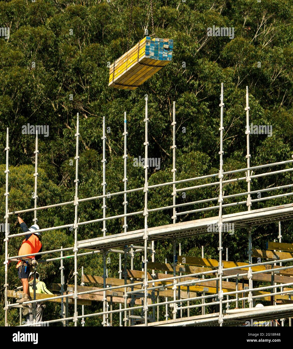 19 aprile 2021. Lavoratori che installano impalcature e casseforme di pavimento in cemento di legno su nuove unità domestiche sviluppo a 56-58 Beane St. Gosford.Australia. Foto Stock