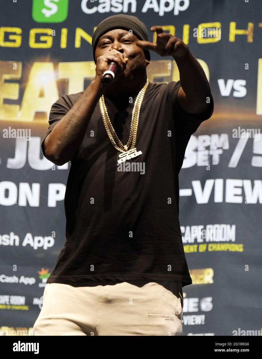 Hollywood, Stati Uniti. 05 giugno 2021. Il rapper Trick Daddy intrattiene i media e combatte i tifosi prima dell'inizio del "pesk-in" ufficiale per i pugili domenicali all'Hard Rock Stadium. I pesati si tengono all'Hard Rock Live di Seminole Hard Rock Hotel and Casino, sabato 5 giugno 2021 a Hollywood, Florida. Foto di Gary i Rothstein/UPI Credit: UPI/Alamy Live News Foto Stock