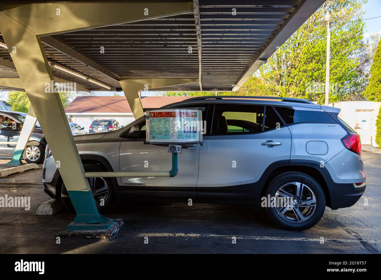 Un GMC Terrain SUV grigio parcheggiato presso il menu drive-in sotto la tenda del Root Beer Stand ad Anversa, Ohio, USA. Foto Stock