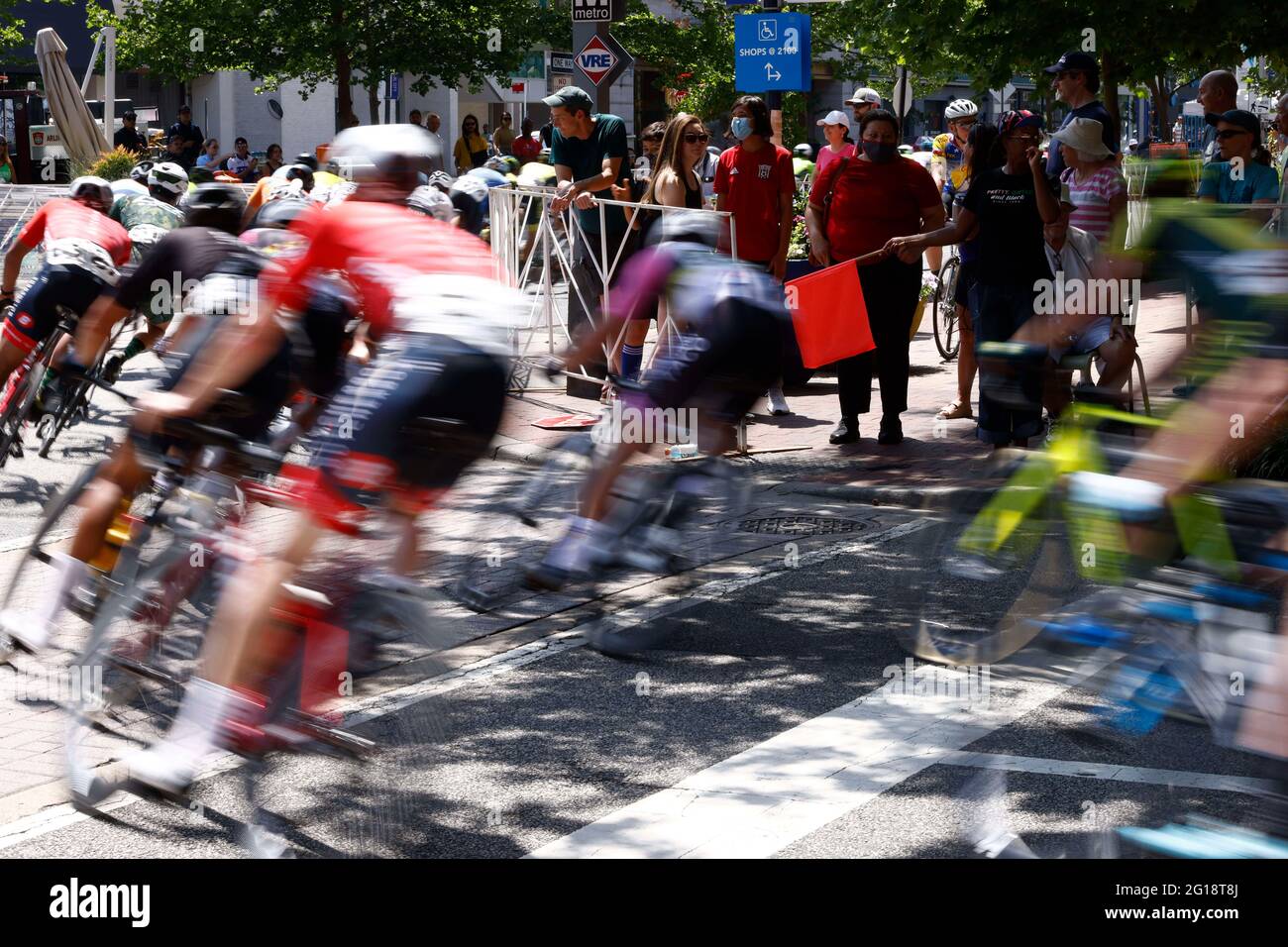 Arlington, Stati Uniti. 5 Giugno 2021. I ciclisti si sfidano nella corsa su strada Armed Forces Cycling Classic criterium ad Arlington, Virginia, Stati Uniti, il 5 giugno 2021. Credit: Ting Shen/Xinhua/Alamy Live News Foto Stock