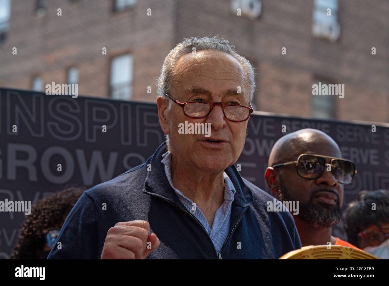 NEW YORK, NY – 05 GIUGNO: Il senatore Chuck Schumer (D-NY), leader della maggioranza del Senato, parla durante il lancio dell'iniziativa Safe Summer 2021 alle Queensbridge Houses il 5 giugno 2021 a New York City. In veste di membro del Senato dello Stato di New York Michael Gianaris, di Mons. Mitchell Gordon Taylo, Vescovo di Urban Uobound, attivista e residente, il senatore Chuck Schumer ha invitato il presidente Joe Biden a stanziare 80 MILIARDI di dollari dal piano per il lavoro americano per fissare gli alloggi pubblici e NYCHA. L'iniziativa Safe Summer 2021 è guidata dai leader del sistema di gestione delle crisi di NYC e sostenuta dall'Ufficio dell'Avvocato pubblico di NYC e dall'Ufficio del Sindaco Foto Stock