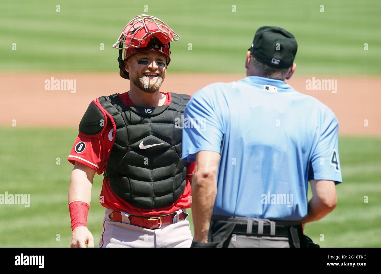 St. Louis, Stati Uniti. 05 giugno 2021. Cincinnati Reds catcher Tucker Barnhart condivide una risata con il suo umpire Andy Fletcher durante il primo assalimento contro i St. Louis Cardinals al Busch Stadium di St. Louis sabato 5 giugno 2021. Photo by Bill Greenblatt/UPI Credit: UPI/Alamy Live News Foto Stock