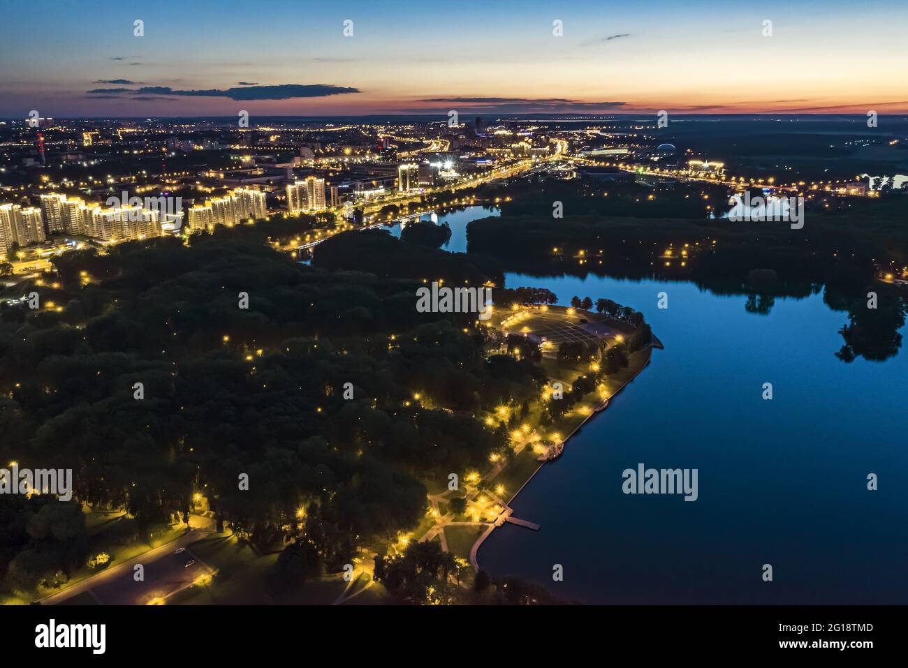 panorama panoramico notturno della città. Minsk, Bielorussia. Fotografia aerea con drone Foto Stock