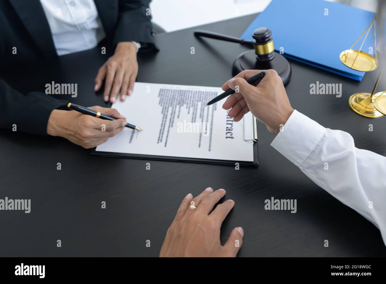 legge, scala di libra e martello sul tavolo, 2 avvocati stanno discutendo  circa la carta contrattuale, la determinazione di questioni di legge Foto  stock - Alamy