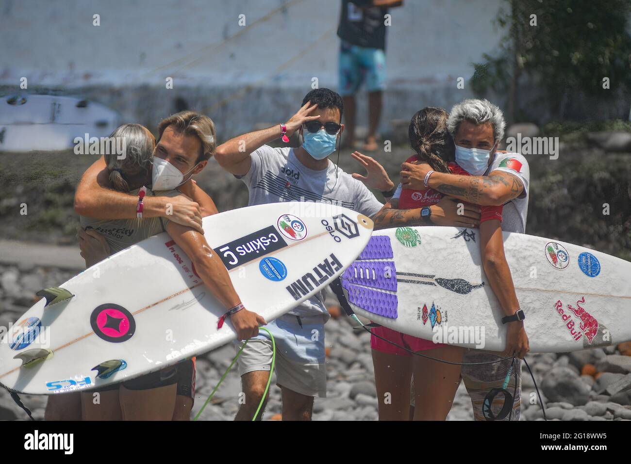 Teresa Bonvalot dal Portogallo celebra una vittoria con i suoi compagni di squadra. El Salvador ospita l'ISA World Surfing Games, dove i vincitori riceveranno i biglietti per le Olimpiadi di Tokyo. (Foto di Camilo Freedman / SOPA Images/Sipa USA) Foto Stock