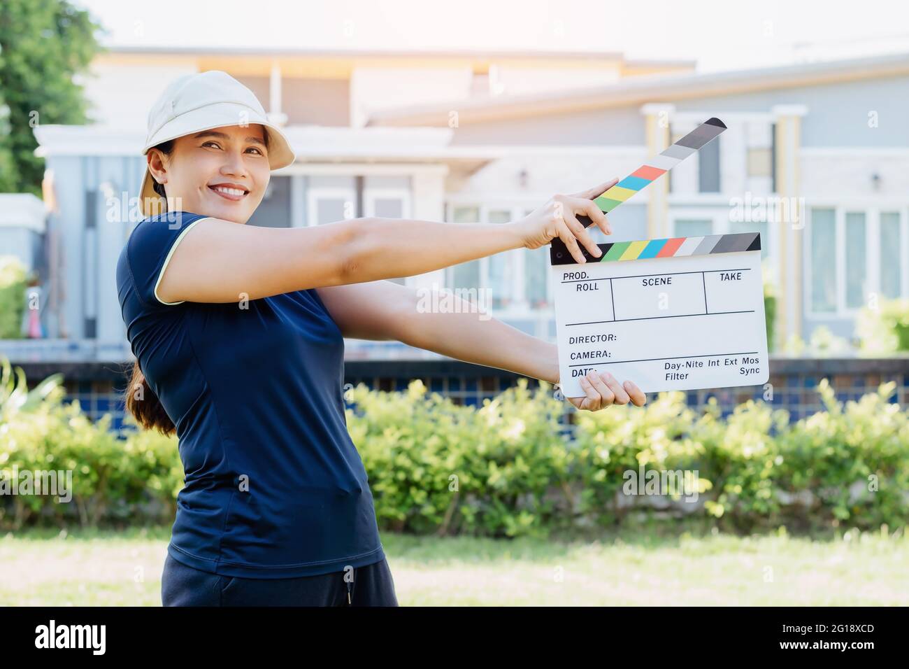 Donna asiatica che tiene la tavola dei colori dell'ardesia del film per l'industria cinematografica e televisiva Foto Stock