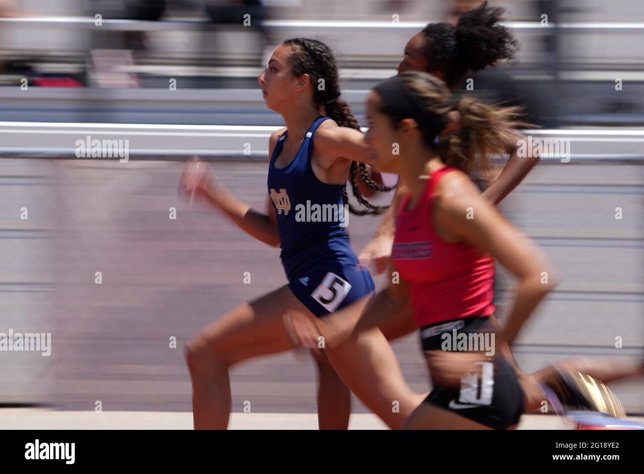 Dior Asamota di Sherman Oaks Notre Dame corre in una ragazza 100m calore durante la CIF Sezione Sud Divisione 3 pista e preliminari campo, Sabato, Foto Stock