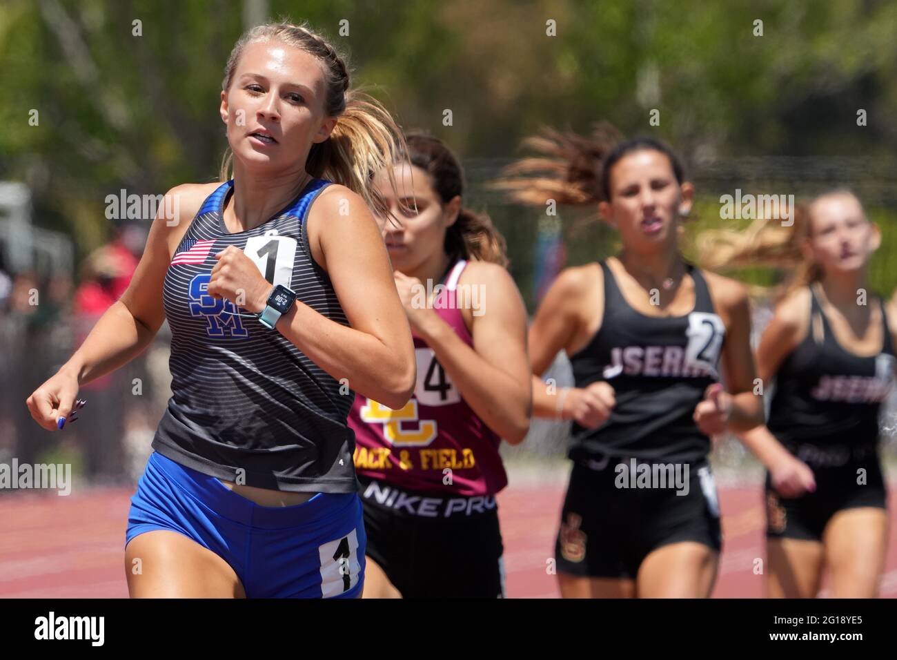McKenna Bradley di Santa Margarita vince le ragazze 800m di calore in 2:16.16 durante la CIF Sezione Sud Divisione 3 in pista e in campo preliminari, Sabato, Foto Stock