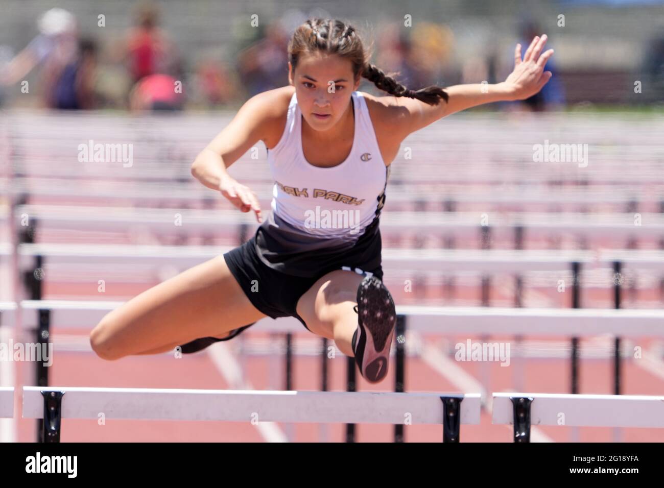 Sydney Reese of Oak Park corre in ragazze 100m ostacoli calore durante la CIF Sezione Sud Divisione 3 pista e preliminari campo, Sabato, 5 giugno, 2 Foto Stock