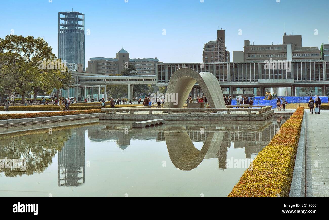 Hiroshima Peace Memorial Park. Stagno della Pace e Hiroshima Peace Memorial Museum sullo sfondo. 02-15-2015 Foto Stock
